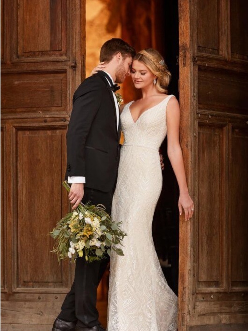 Elegant Ivory Lace V-Neck Wedding Dress